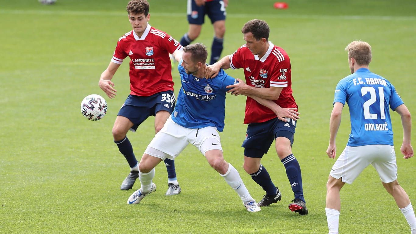 John Verhoek (M.): Der Offensivspieler steht mit Rostock vor der Rückkehr in die 2. Liga.