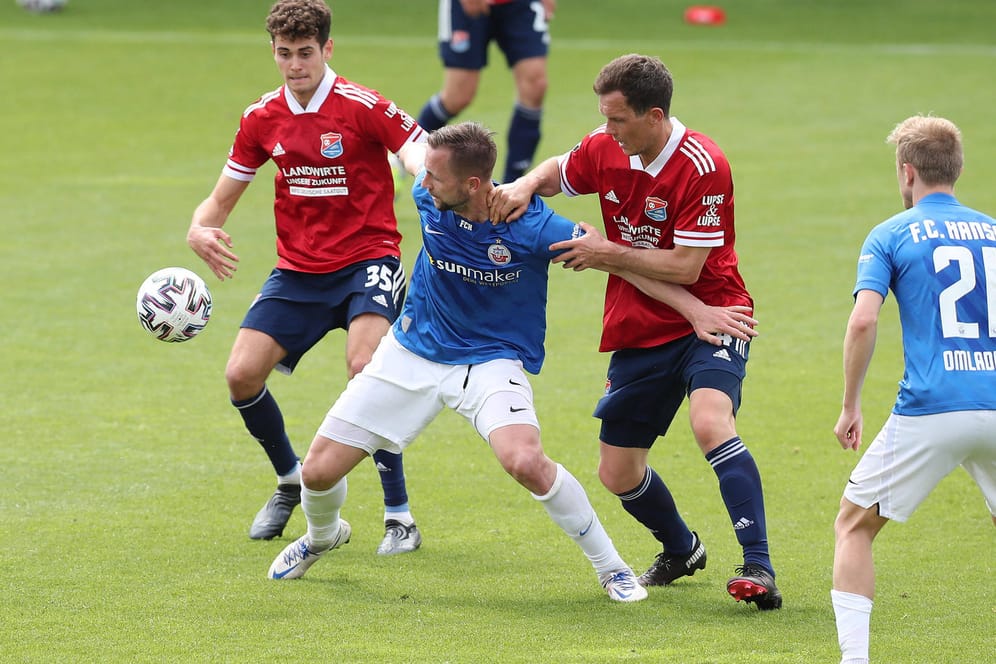 John Verhoek (M.): Der Offensivspieler steht mit Rostock vor der Rückkehr in die 2. Liga.