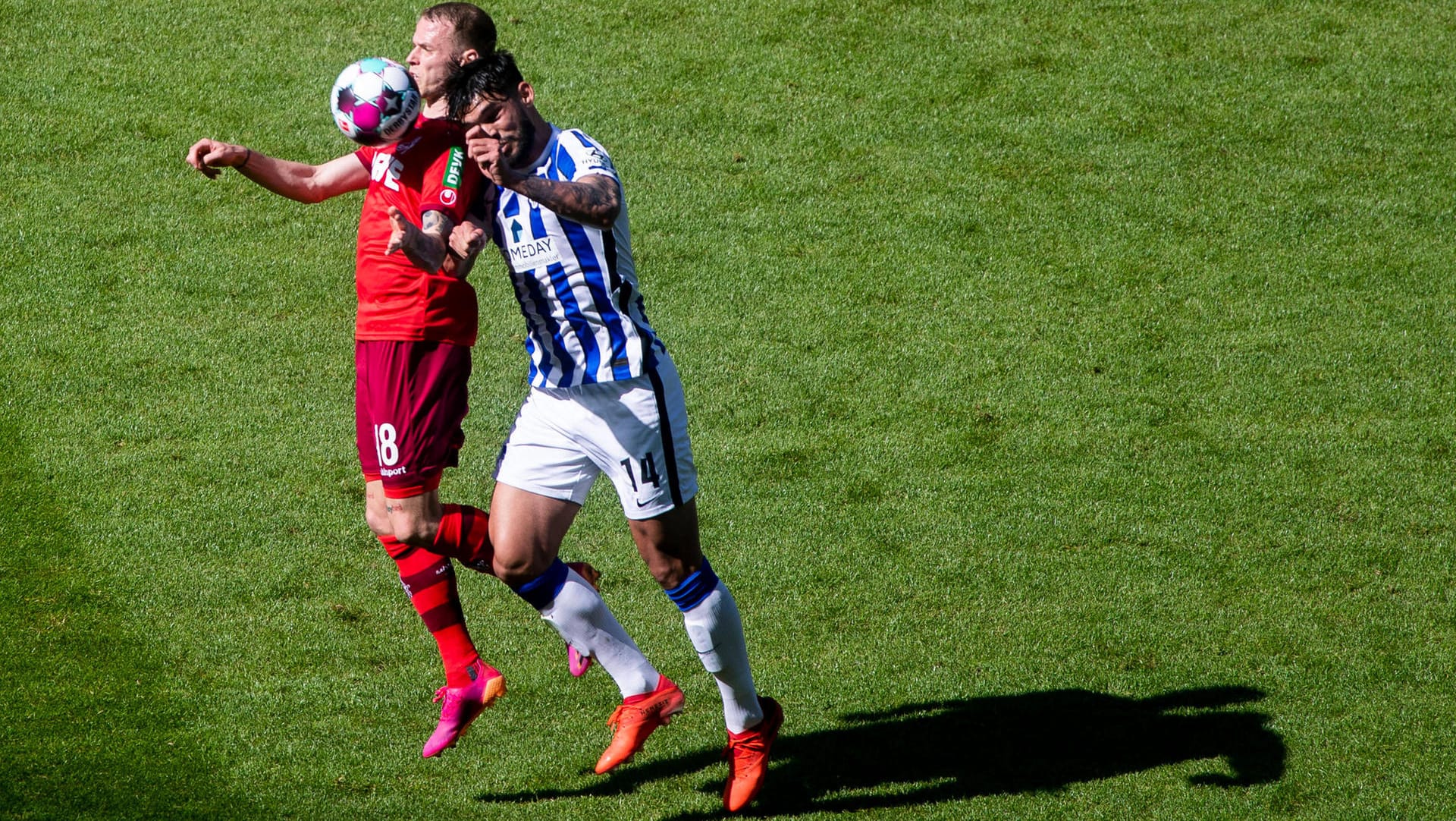 Abstiegskampf: Kölns Duda (l.) im Kopfballduell mit Herthas Alderete. Abstiegskampf: Kölns Duda (l.) im Kopfballduell mit Herthas Alderete.