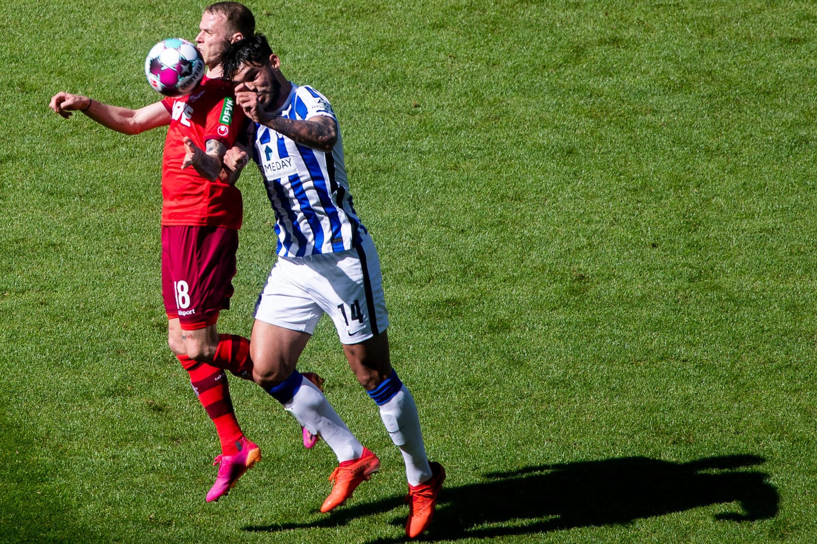 Abstiegskampf: Kölns Duda (l.) im Kopfballduell mit Herthas Alderete.