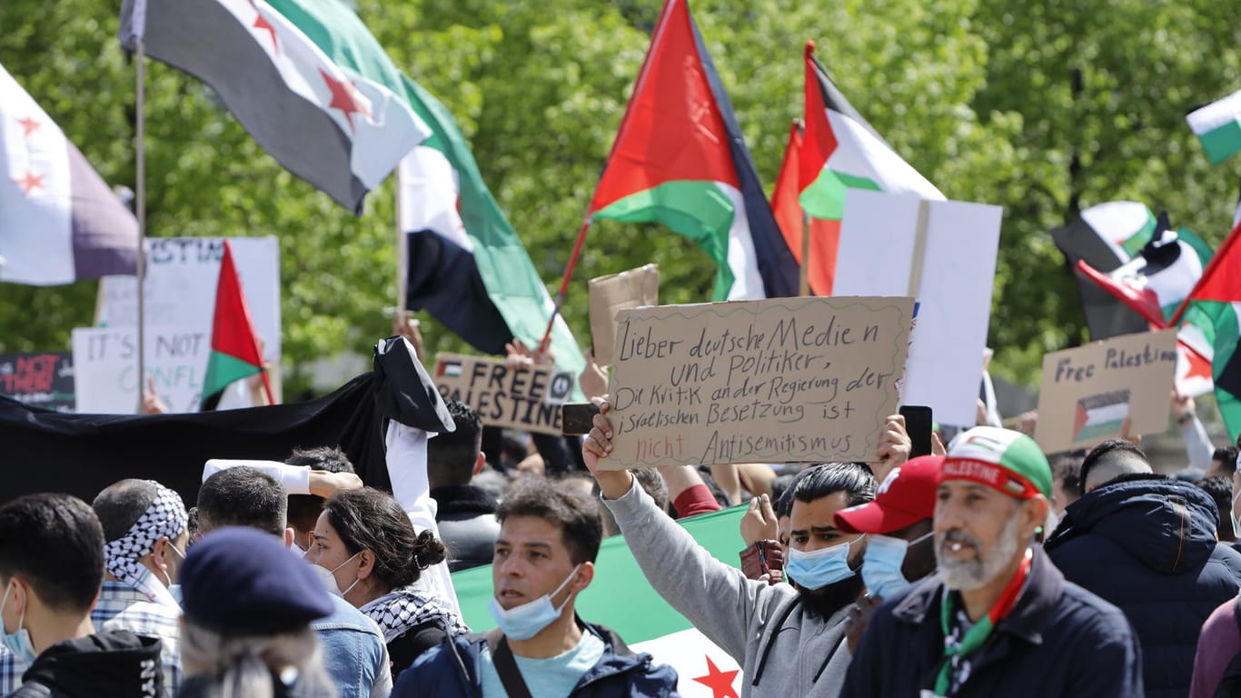 Demonstrationen auf dem Leipziger Augustusplatz: Auf der Gewandhausseite versammelten sich die Teilnehmer einer Pro-Palästina-Demo und auf der Opernseite die einer Pro-Israel-Demo.