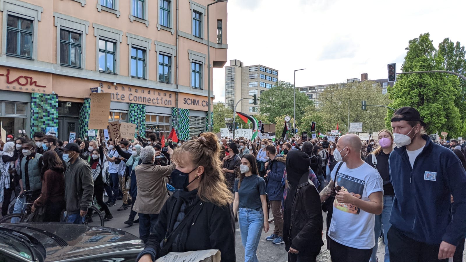 Demonstrierende ziehen durch Kreuzberg.