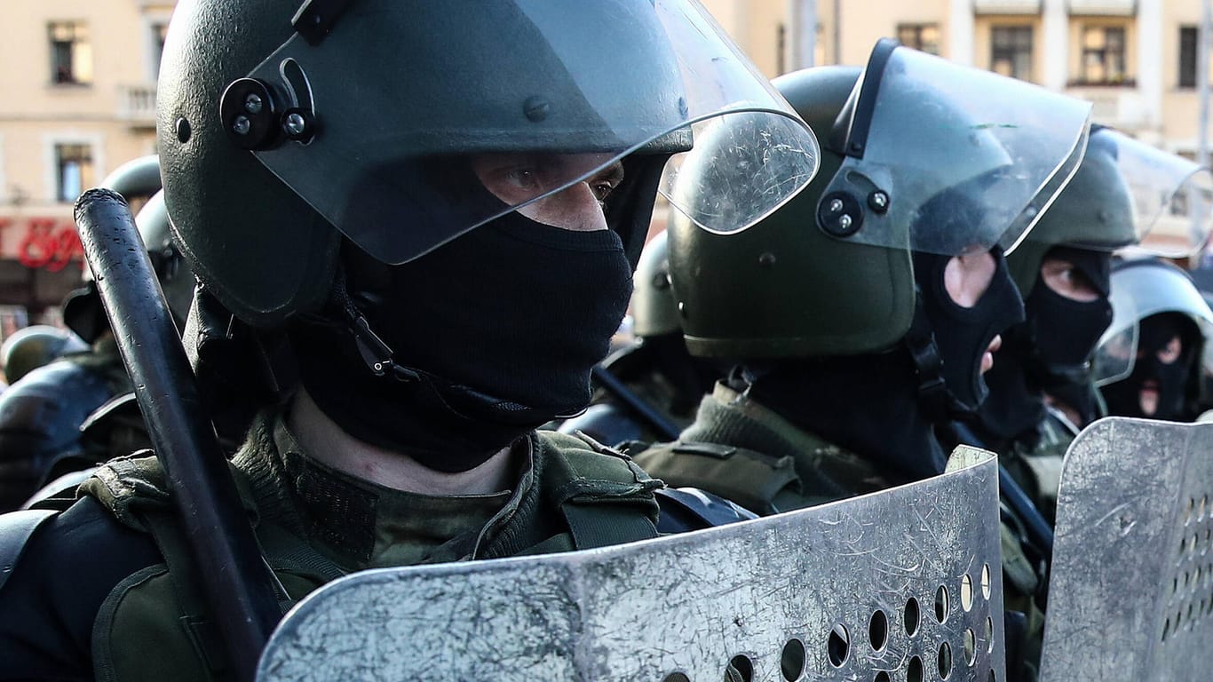 Polizei bei einer Demo in Minsk (Symbolbild): Ein Journalist der Deutschen Welle wurde verhaftet und verurteilt.