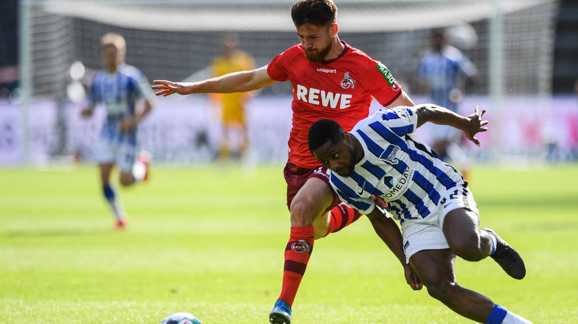 Kölns Salih Özcan (li.) und Herthas Deyovaisio Zeefuik in Aktion. Die Berliner sicherten sich mit dem Punkt den Klassenerhalt, der FC muss weiter zittern.