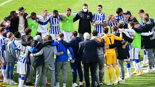 Das Team von Hertha BSC bildet nach dem geschafften Ligaverbleib einen Kreis. Das Team von Hertha BSC bildet nach dem geschafften Ligaverbleib einen Kreis.