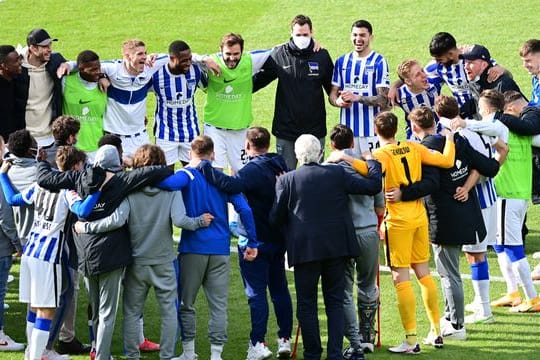 Das Team von Hertha BSC bildet nach dem geschafften Ligaverbleib einen Kreis.