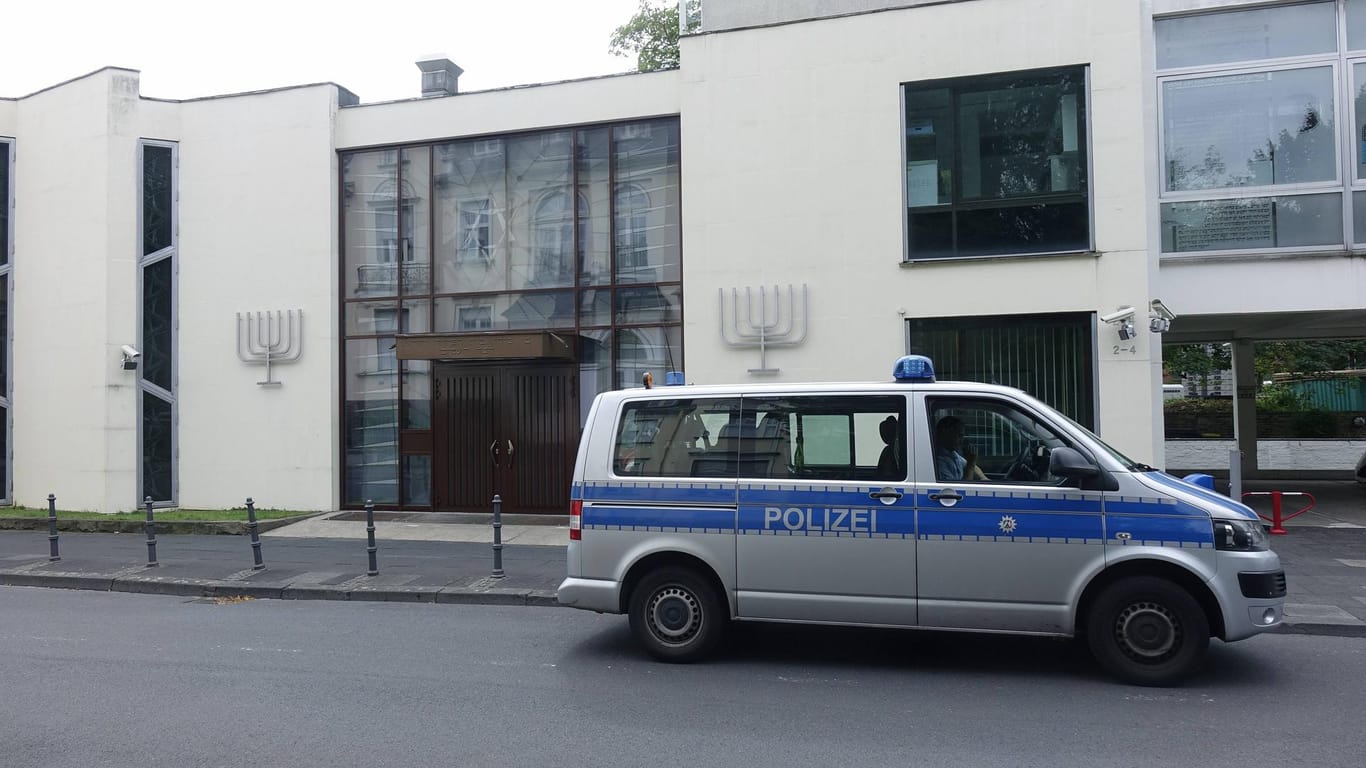 Ein Polizeifahrzeug steht vor der Synagoge in Bonn (Archivbild): Nachdem eine Fahne vor der Synagoge verbrannt wurde, helfen nun auch Bürger bei der Bewachung.
