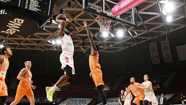 Bayerns Jalen Reynolds (l) zieht gegen Ulms Aric Holman zum Korb.