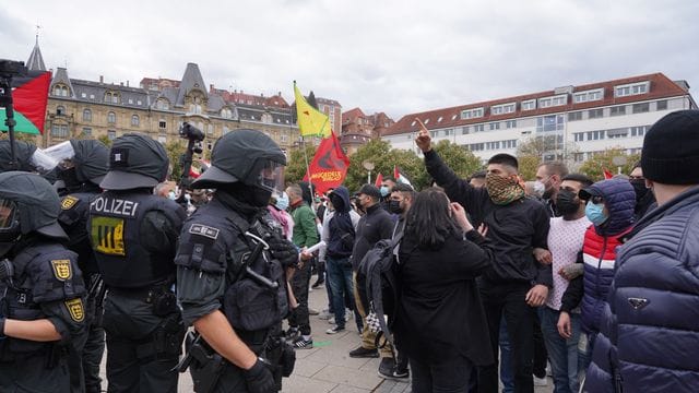 Polizisten stehen bei einer pro-palästinensische Demonstration auf dem Marienplatz: In Stuttgart war die Stimmung aufgeheizt. Polizisten stehen bei einer pro-palästinensische Demonstration auf dem Marienplatz: In Stuttgart war die Stimmung aufgeheizt.