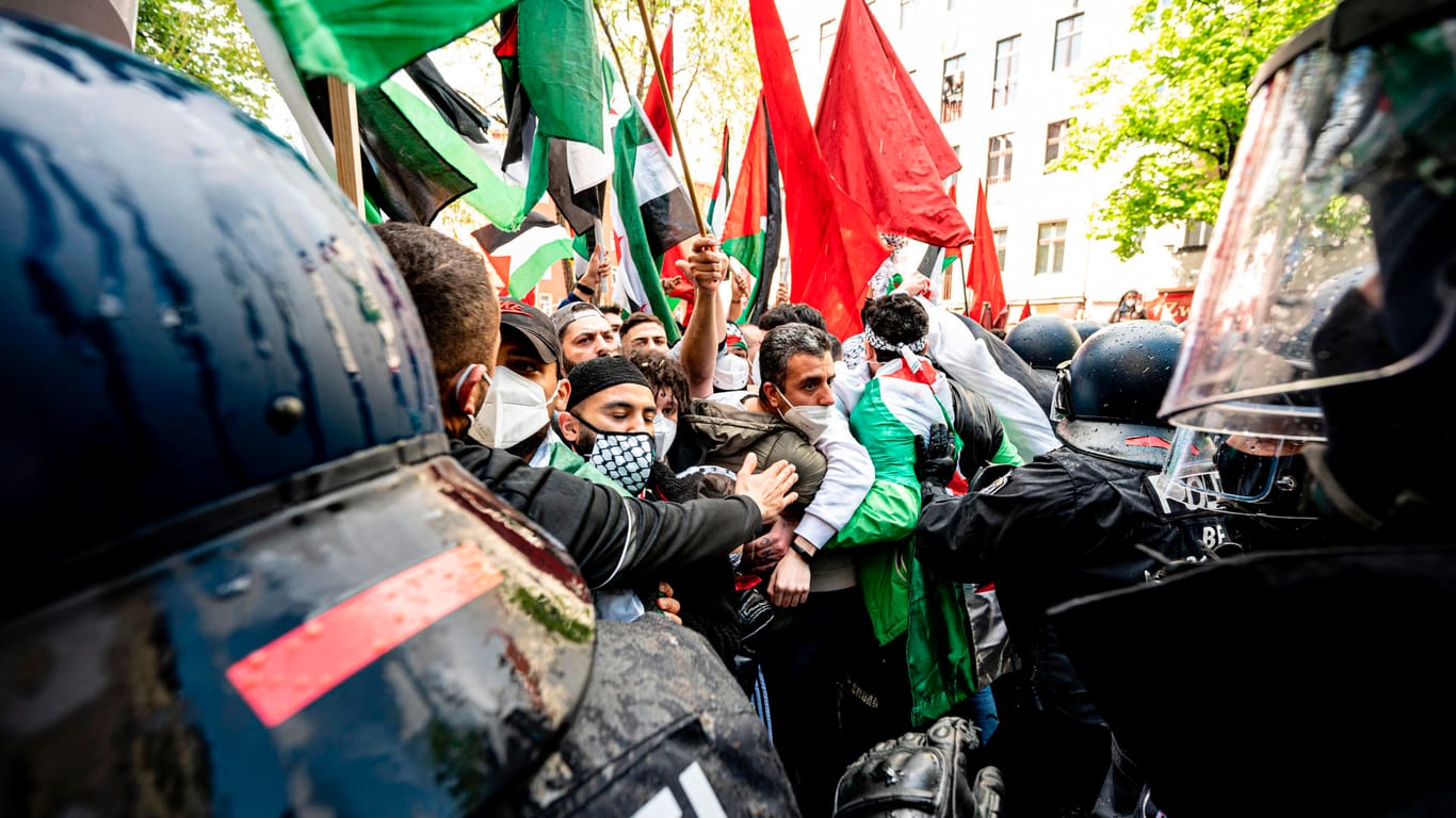 Demonstranten palästinensischer Gruppen in Berlin: Der Protest schwenkt in der Hauptstadt an vielen Stellen in Gewalt um.