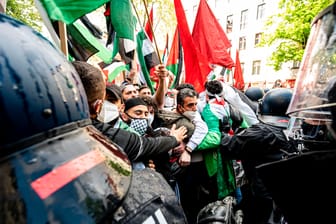 Demonstranten palästinensischer Gruppen in Berlin: Der Protest schwenkt in der Hauptstadt an vielen Stellen in Gewalt um.