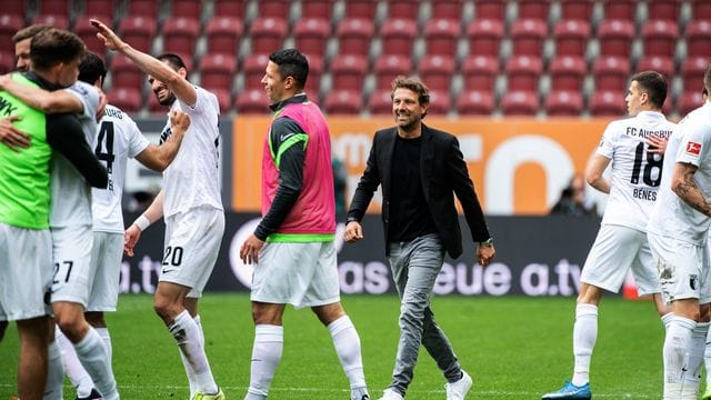 Der Vertrag von Trainer Markus Weinzierl beim FC Augsburg läuft nun noch eine weitere Saison. Der Vertrag von Trainer Markus Weinzierl beim FC Augsburg läuft nun noch eine weitere Saison.
