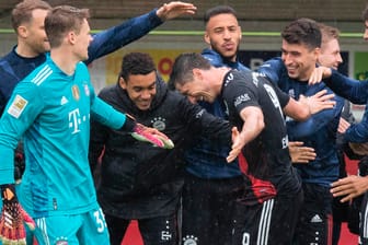 Freude im Bayern-Lager: Robert Lewandowski (M.) freut sich mit seinen Teamkollegen über sein 40. Tor in dieser Bundesligasaison.
