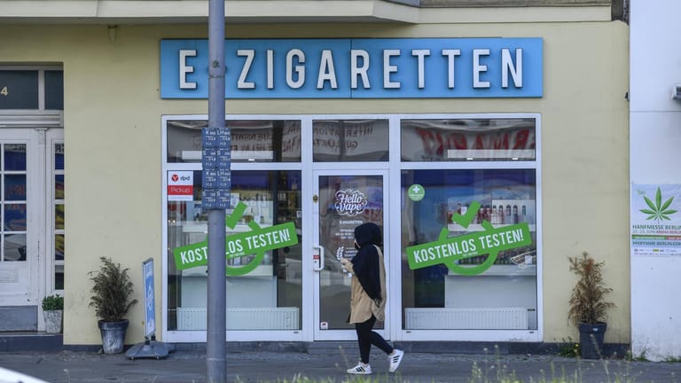 Ein Geschäft für E-Zigaretten in Berlin: Immer mehr Menschen dampfen statt zu rauchen.