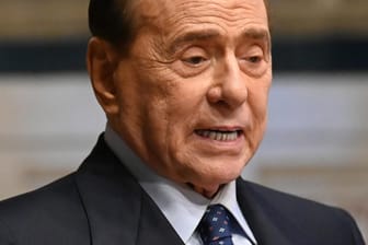 Italiens ehemaliger Ministerpräsident Silvio Berlusconi: Wegen Spätfolgen seiner Covid-Erkrankung wurde der Politiker mehrere Tage in einem Krankenhaus behandelt (Archivfoto).