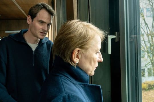 Felix Voss (Fabian Hinrichs) und Paula Ringelhahn (Dagmar Manzel) sind bestürzt über die aktuellen Entwicklungen.