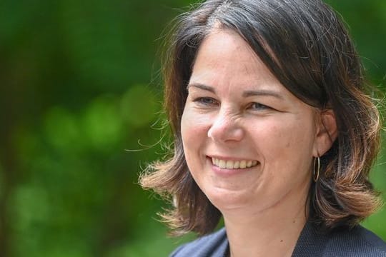 Bei Grünen-Kanzlerkandidatin Annalena Baerbock kümmert sich ihr Ehemann im Falle ihres Wahlsieges komplett um die Betreuung der beiden gemeinsamen Kinder.
