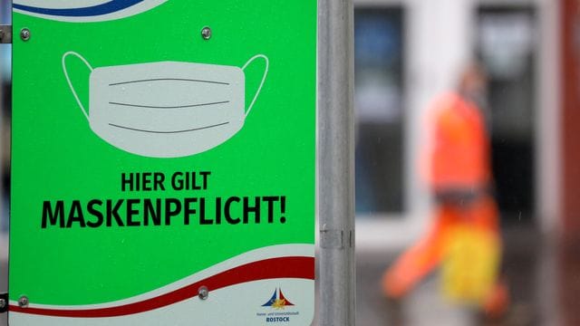 In Rostock weist ein Schild auf die Maskenpflicht hin. In Rostock weist ein Schild auf die Maskenpflicht hin.