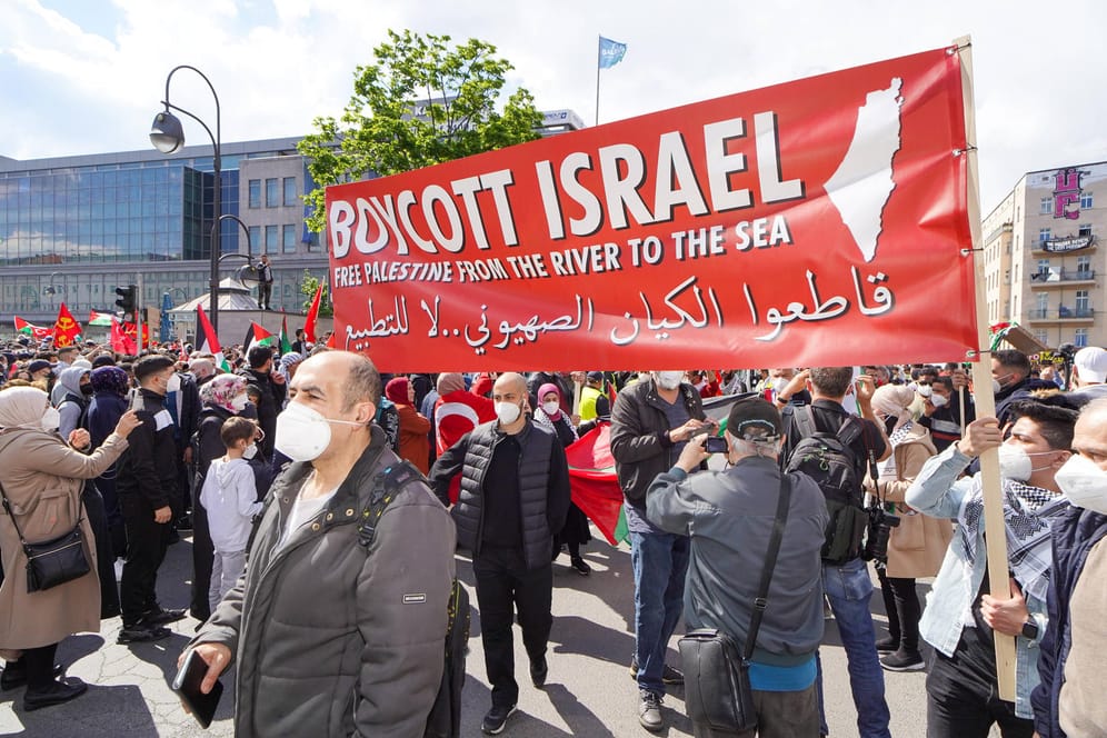 Demonstration am Samstag in Berlin: Teilnehmer halten ein Plakat hoch, auf dem "Boykott Israel" steht.
