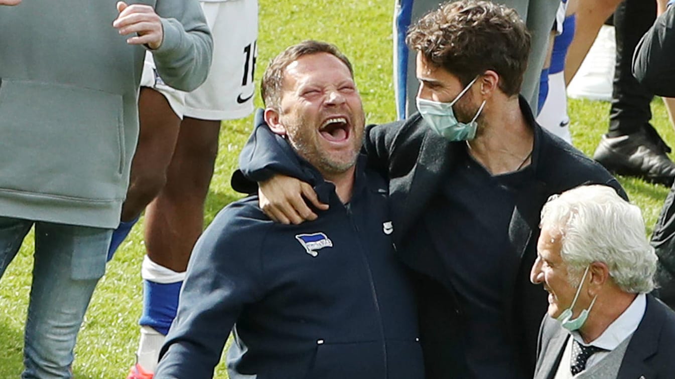 Pal Dardai mit Sportdirektor Arne Friedrich (v.l.): Der Cheftrainer hätte nach dem gelungenen Klassenerhalt nicht glücklicher sein können.