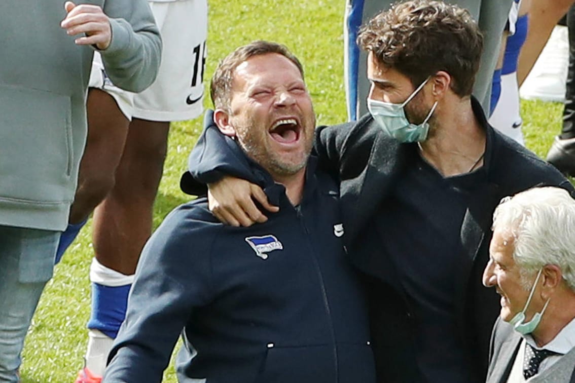 Pal Dardai mit Sportdirektor Arne Friedrich (v.l.): Der Cheftrainer hätte nach dem gelungenen Klassenerhalt nicht glücklicher sein können.