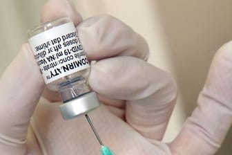 Eine Hausärztin zieht in ihrer Praxis eine Spritze mit dem Impfstoff des Herstellers Biontech/Pfizer auf.