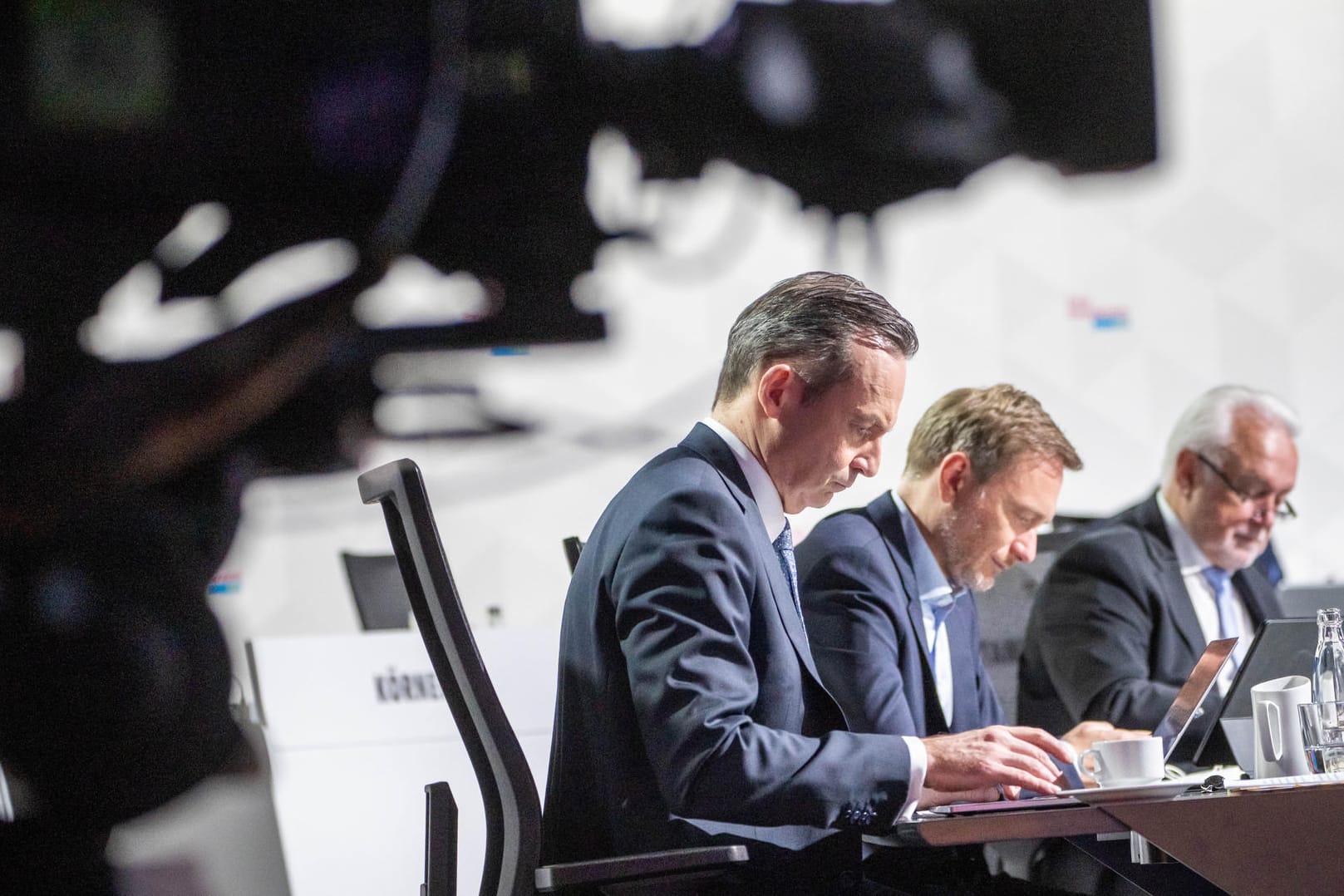 Bundesparteitag der FDP: Volker Wissing, Generalsekretär der FDP (l.) sitzt neben Christian Lindner, Parteivorsitzender der FDP und Wolfgang Kubicki, stellvertretender FDP-Parteivorsitzender und Bundestagsvizepräsident