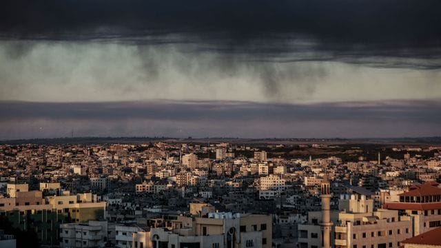 Dichter Rauch hängt nach mehreren israelischen Luftangriffen über den Gebäuden von Gaza-Stadt. Dichter Rauch hängt nach mehreren israelischen Luftangriffen über den Gebäuden von Gaza-Stadt.