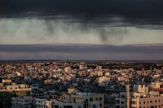 Dichter Rauch hängt nach mehreren israelischen Luftangriffen über den Gebäuden von Gaza-Stadt.