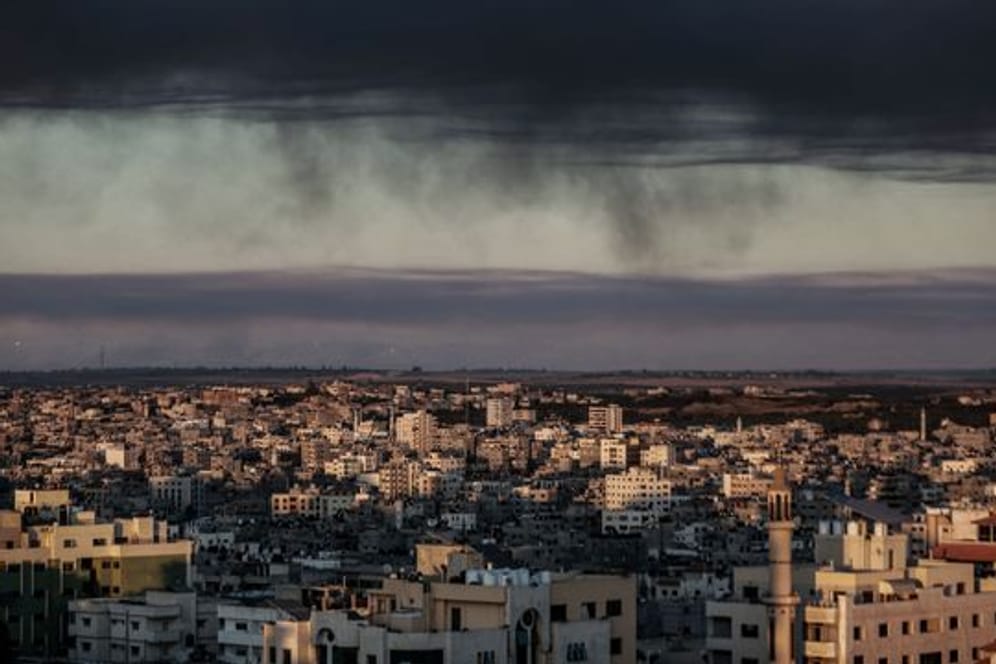 Dichter Rauch hängt nach mehreren israelischen Luftangriffen über den Gebäuden von Gaza-Stadt.
