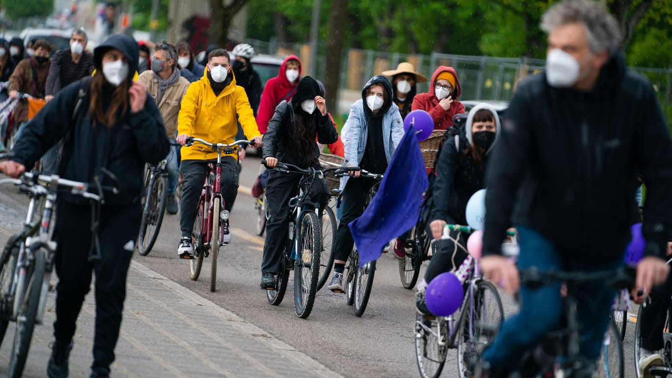 Teilnehmer einer Fahrrad-Demonstration protestieren gegen eine gleichzeitig stattfindende Kundgebung der "Querdenken"-Bewegung: Es kamen weniger "Querdenker" als angekündigt.
