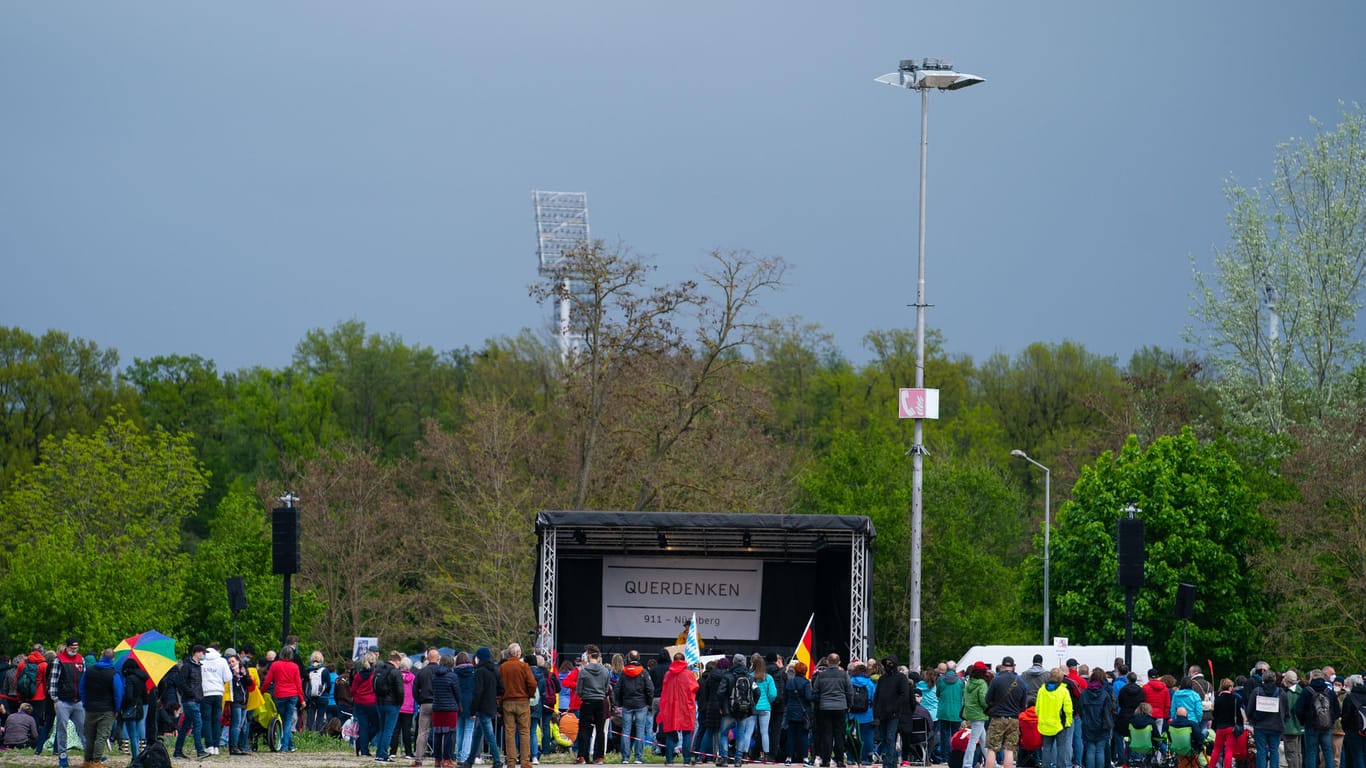 Die Querdenken-Bewegung hält auf dem Volksfestplatz in Nürnberg eine Kundgebung ab: Laut Polizei verlief alles "ruhig und störungsfrei".