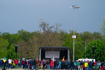 Die Querdenken-Bewegung hält auf dem Volksfestplatz in Nürnberg eine Kundgebung ab: Laut Polizei verlief alles "ruhig und störungsfrei".