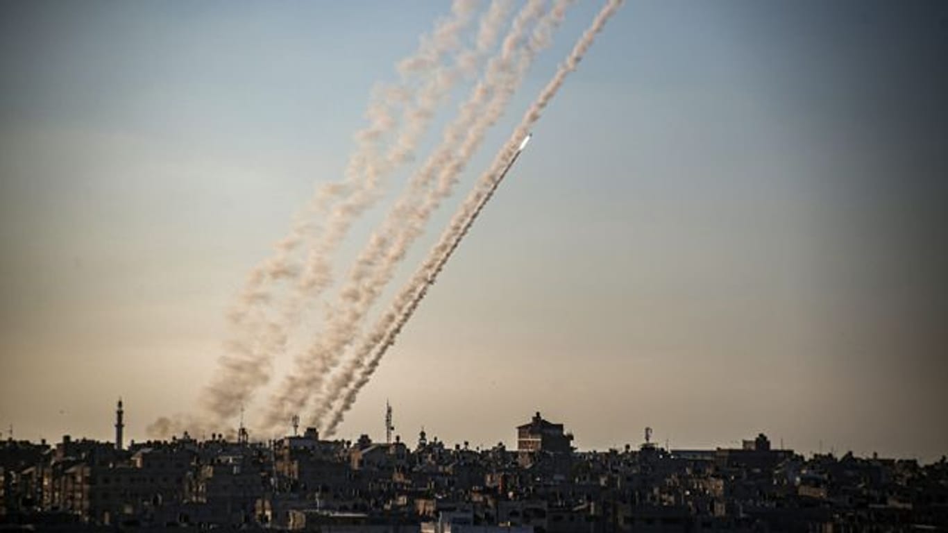 Raketen werden im südlichen Gazastreifen in Richtung Israel abgefeuert. Raketen werden im südlichen Gazastreifen in Richtung Israel abgefeuert.