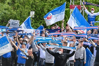 Fans von Hansa Rostock vor dem Stadion in Unterhaching. Nach der Partie blockierten sie die A9.