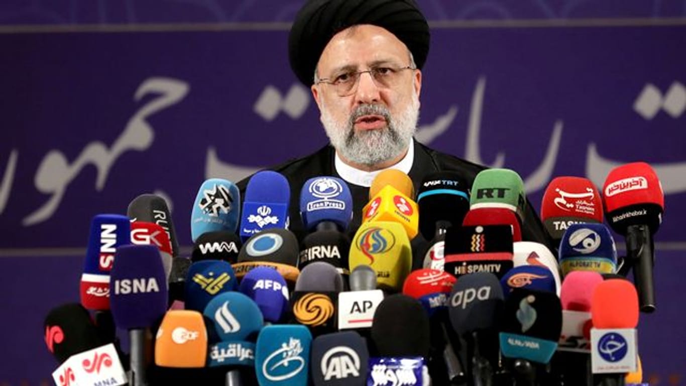 Ebrahim Raisi, Chef der Justizbehörde des Irans, spricht mit Pressevertretern nachdem er sich als Kandidat für die Präsidentschaftswahlen registriert hat.