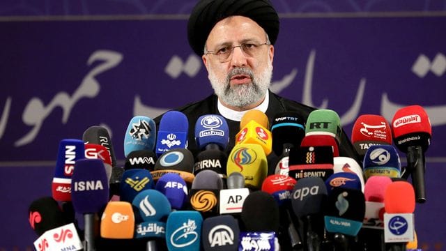 Ebrahim Raisi, Chef der Justizbehörde des Irans, spricht mit Pressevertretern nachdem er sich als Kandidat für die Präsidentschaftswahlen registriert hat. Ebrahim Raisi, Chef der Justizbehörde des Irans, spricht mit Pressevertretern nachdem er sich als Kandidat für die Präsidentschaftswahlen registriert hat.