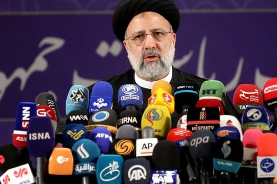 Ebrahim Raisi, Chef der Justizbehörde des Irans, spricht mit Pressevertretern nachdem er sich als Kandidat für die Präsidentschaftswahlen registriert hat.