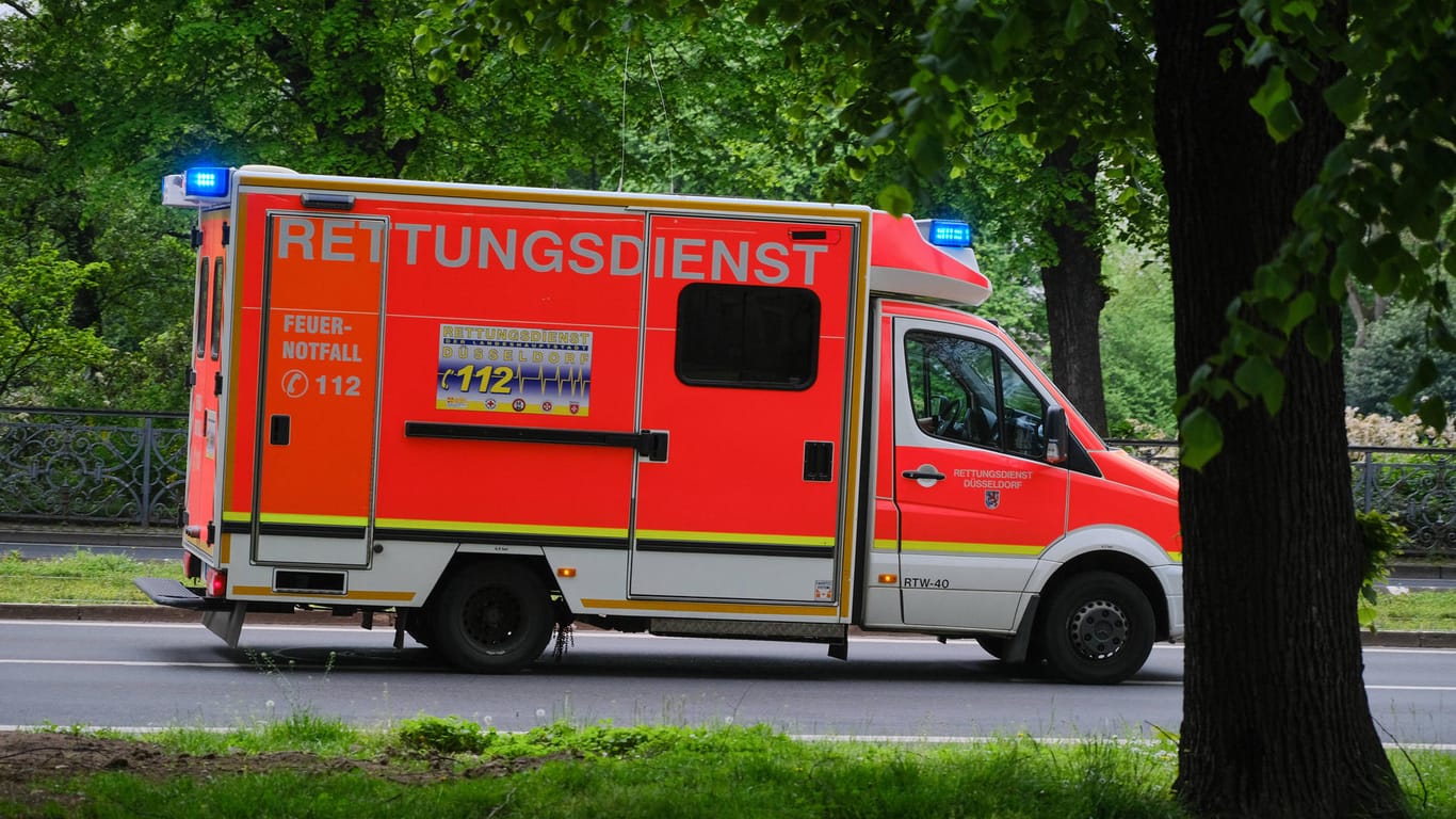 Ein Krankenwagen fährt über die Straße (Symbolbild): In Nordrhein-Westfalen ist ein Mann kurz nach einer Corona-Impfung gestorben.