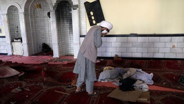 Ein Student weint in der Moschee nach der Bombenexplosion. Ein Student weint in der Moschee nach der Bombenexplosion.