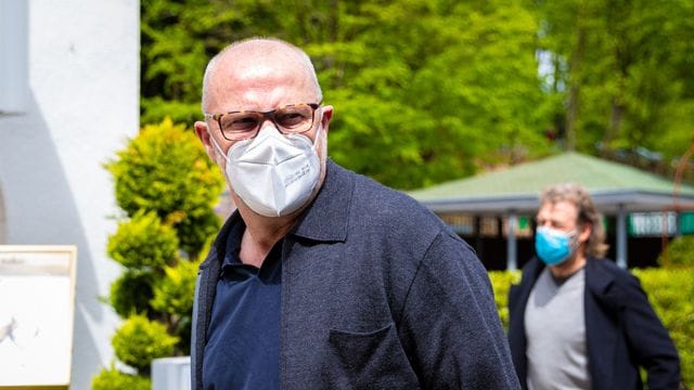 Thomas Schaaf (l) kommt gemeinsam mit Co-Trainer Wolfgang Rolff im Bremer Quarantäne-Trainingslager an.