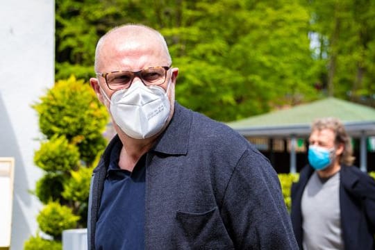 Thomas Schaaf (l) kommt gemeinsam mit Co-Trainer Wolfgang Rolff im Bremer Quarantäne-Trainingslager an.