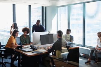 Volle Arbeitsplätze: Wenn es nach dem Wunsch vieler Arbeitnehmer laut einer aktuellen Umfrage geht, werden diese Bilder immer seltener werden.