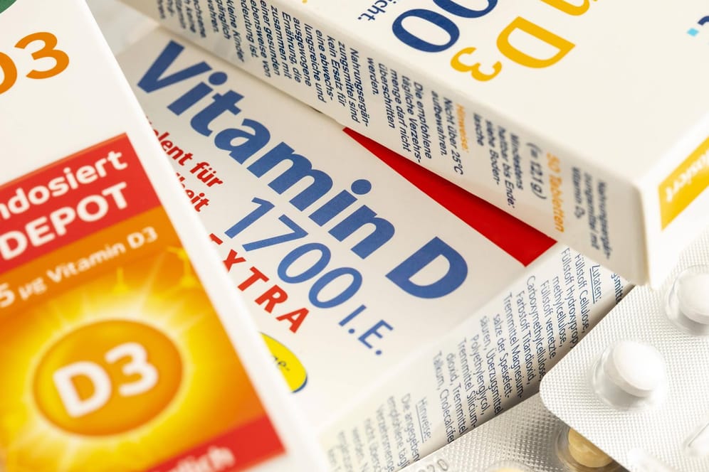 Vitamin D-Tablettenpackungen: Das Präparat soll den Vitamin D-Mangel, zum Beispiel durch geringe Sonneneinstrahlung im Winter, ergänzen.