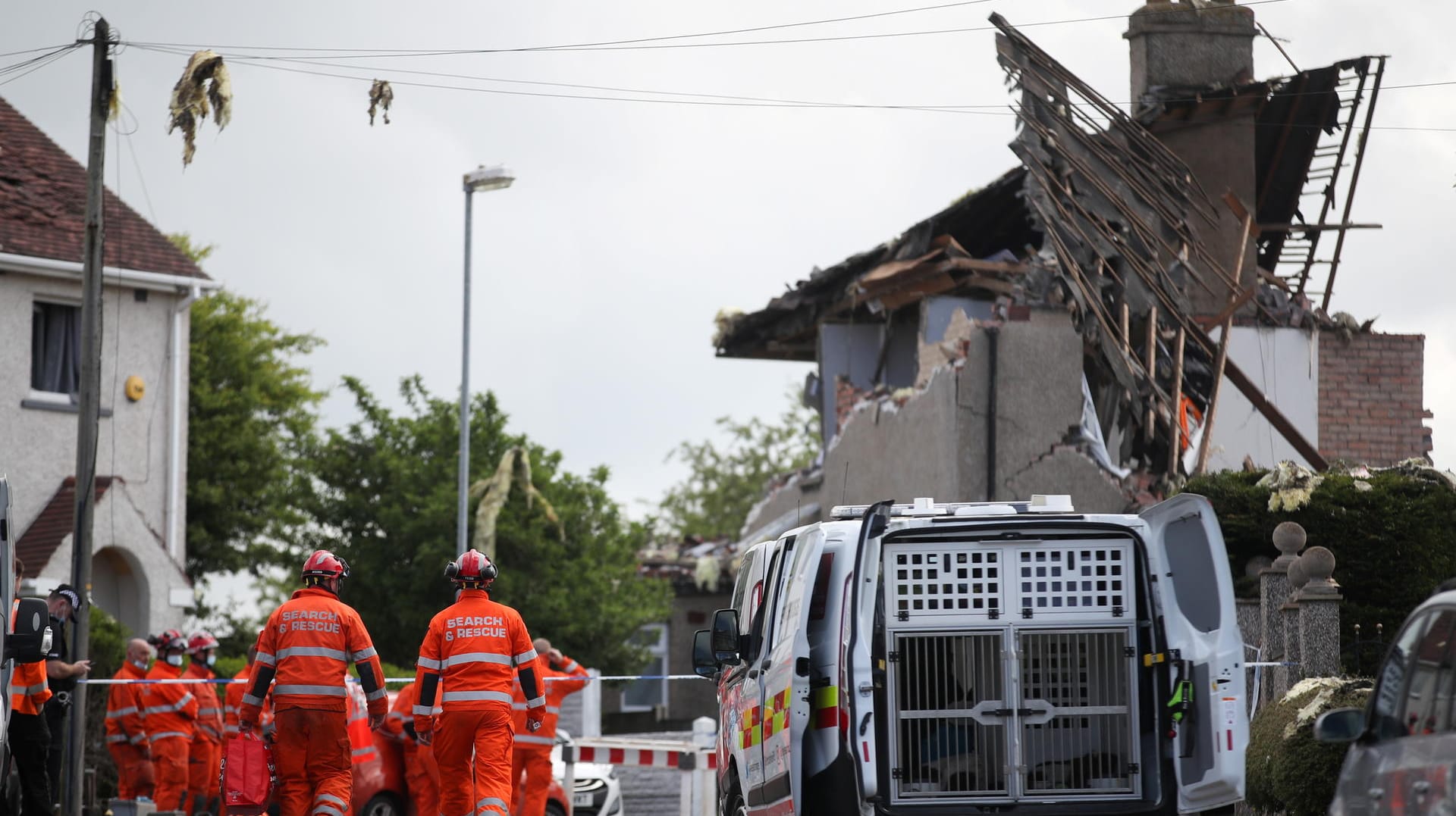 Rettungskräfte in der betroffenen Straße in Heysham: Ein Kind starb bei der Explosion. Rettungskräfte in der betroffenen Straße in Heysham: Ein Kind starb bei der Explosion.