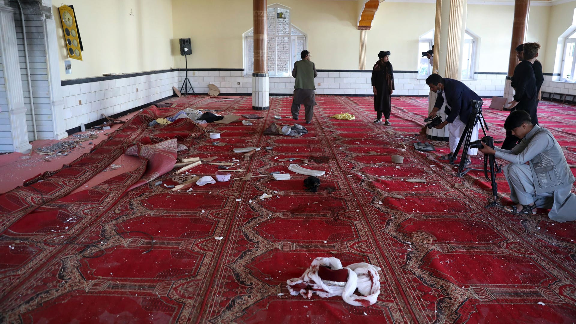 Die Moschee nach dem Anschlag: Der Sprengsatz explodierte während des Freitagsgebets und tötete zwölf Menschen. Die Moschee nach dem Anschlag: Der Sprengsatz explodierte während des Freitagsgebets und tötete zwölf Menschen.
