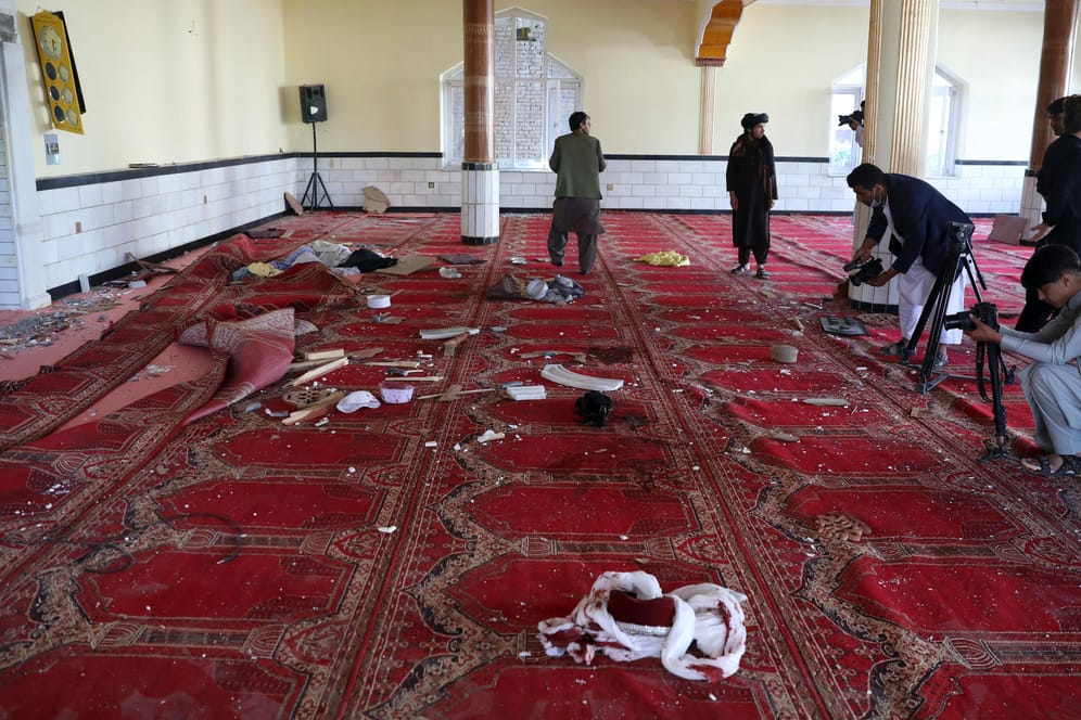Die Moschee nach dem Anschlag: Der Sprengsatz explodierte während des Freitagsgebets und tötete zwölf Menschen.