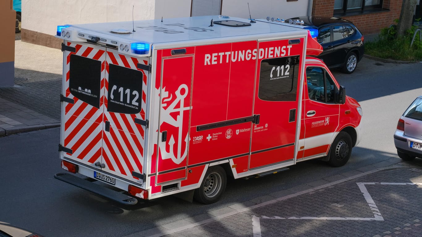 Krankenwagen (Symbolbild): Zwei Männer mussten im Krankenhaus behandelt werden, nachdem sie von einem Dach gestürzt waren.