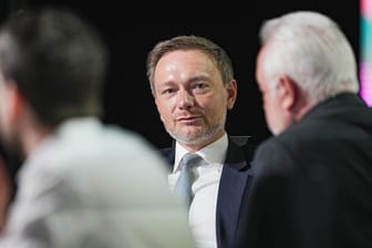 Bundesparteitag der FDP: Christian Lindner, Parteivorsitzender der FDP, spricht mit Wolfgang Kubicki, stellvertretender FDP-Parteivorsitzender und Bundestagsvizepräsident.