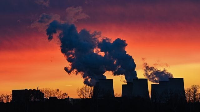 Farbenprächtig leuchten die Wolken im Sonnenuntergang über den Kühltürmen des Braunkohlekraftwerks Jänschwalde der Lausitz Energie Bergbau AG (LEAG). Farbenprächtig leuchten die Wolken im Sonnenuntergang über den Kühltürmen des Braunkohlekraftwerks Jänschwalde der Lausitz Energie Bergbau AG (LEAG).